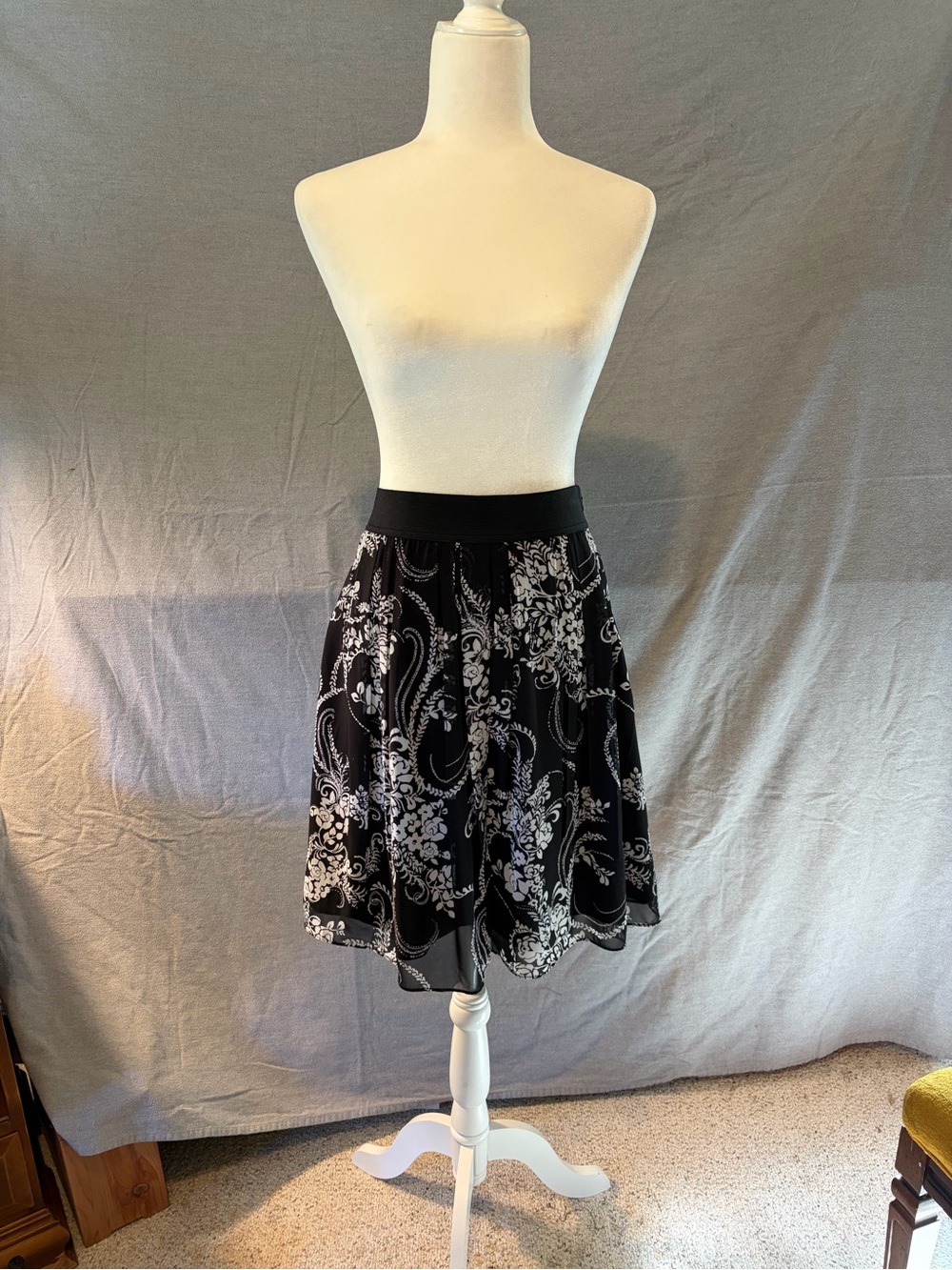 White House Black Market Black & White Floral A-Line Skirt size S